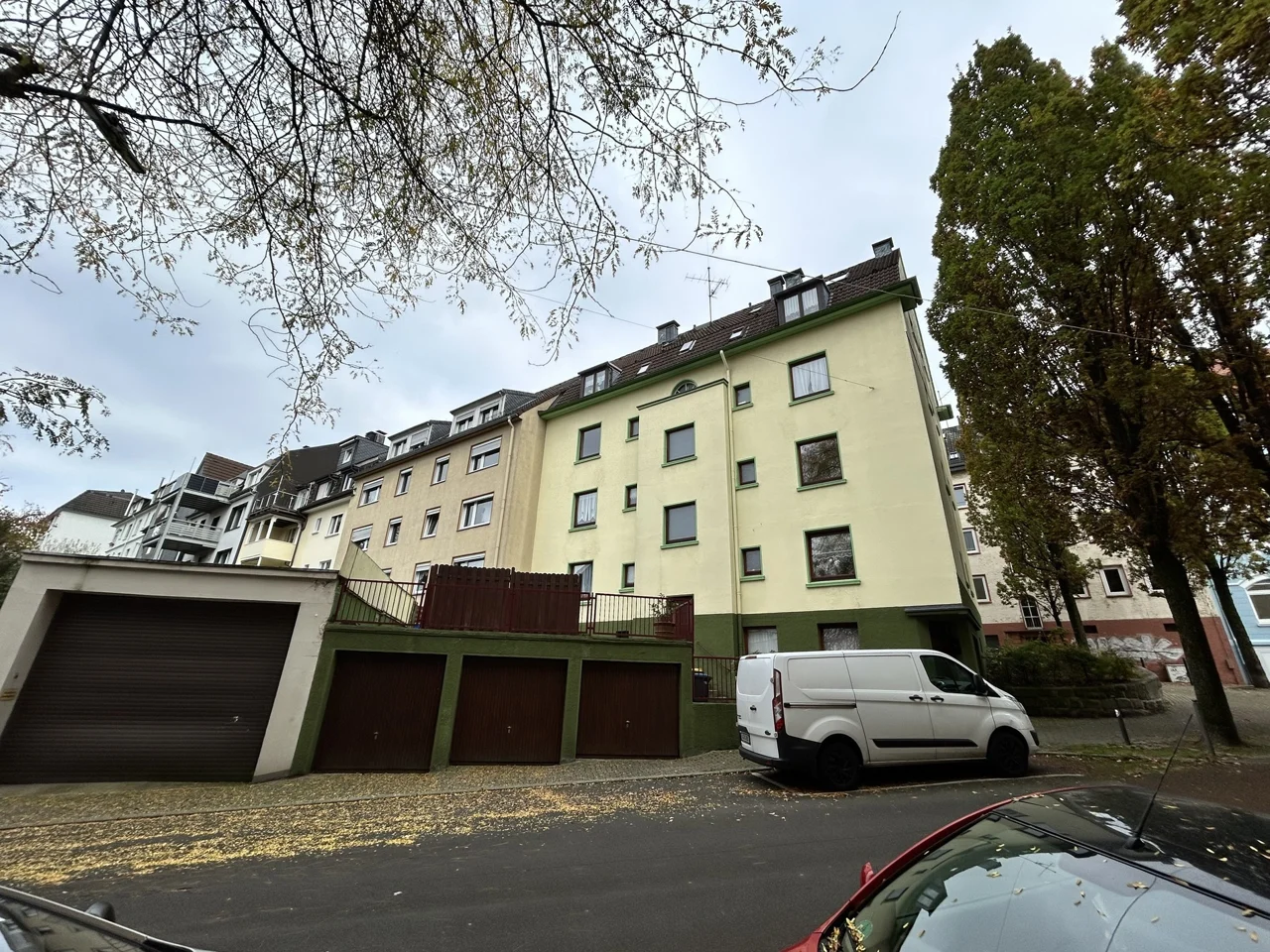 Liegnitzer Straße 1 – Gebäude und drei Garagen